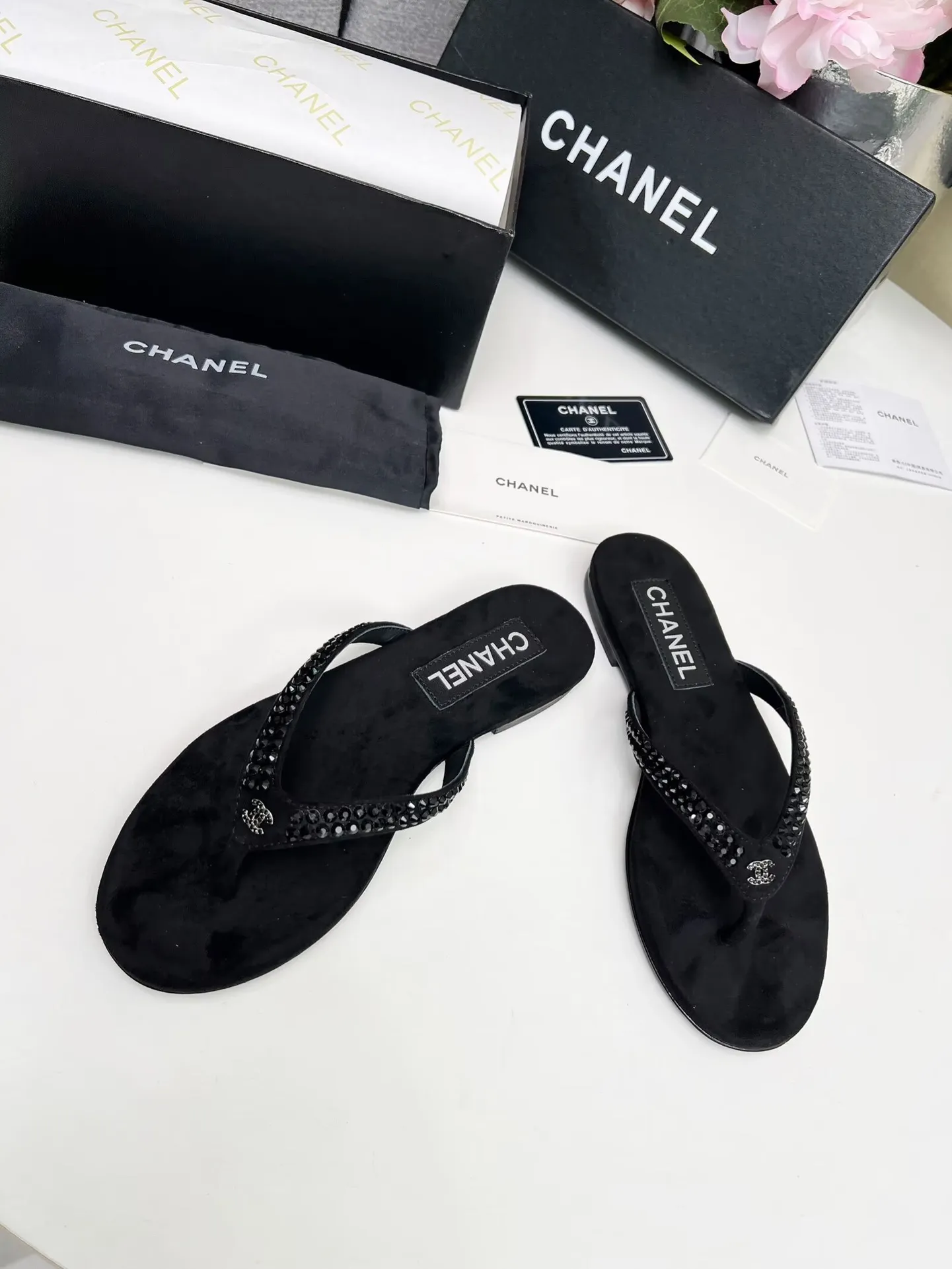 💕💕Factory direct selling price p440💕💕 Chanel new spring and summer genuine leather outsole flip-flops✅ I was really moved by this shoe when I first saw it💓 I liked it at first sight [surprised], 😊 and it has Chanel’s classic element diamond logo💎 Fabric: double-sided velvet Lining: cow lining Color: black Size: 35-41 (41 can be customized and non-returnable) Outsole: Made of genuine leather outsole Packaging: with card and cloth bag